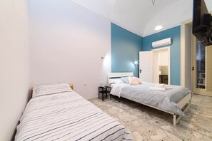 Cubrecamas, escritorio, sistema de insonorización y wifi gratis 