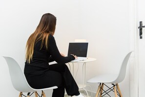 Chăn bông, bàn, phòng cách âm, truy cập Internet không dây miễn phí 
