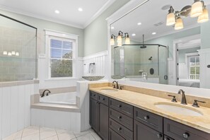 Combined shower/tub, hair dryer, towels