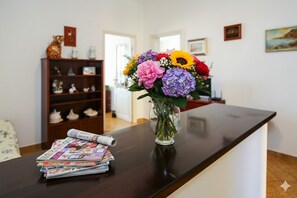 Apartment | Wohnbereich | 32-Zoll-Flachbildfernseher mit Digitalempfang, Fernseher