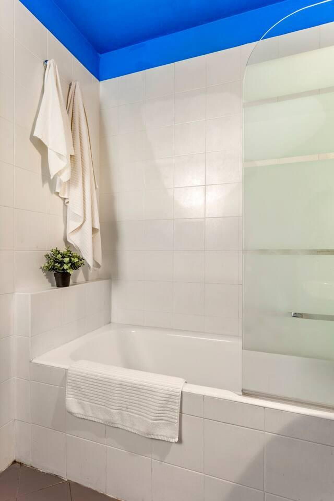 Rumah | Kamar mandi | Shower, perlengkapan mandi gratis, pengering rambut, dan kloset