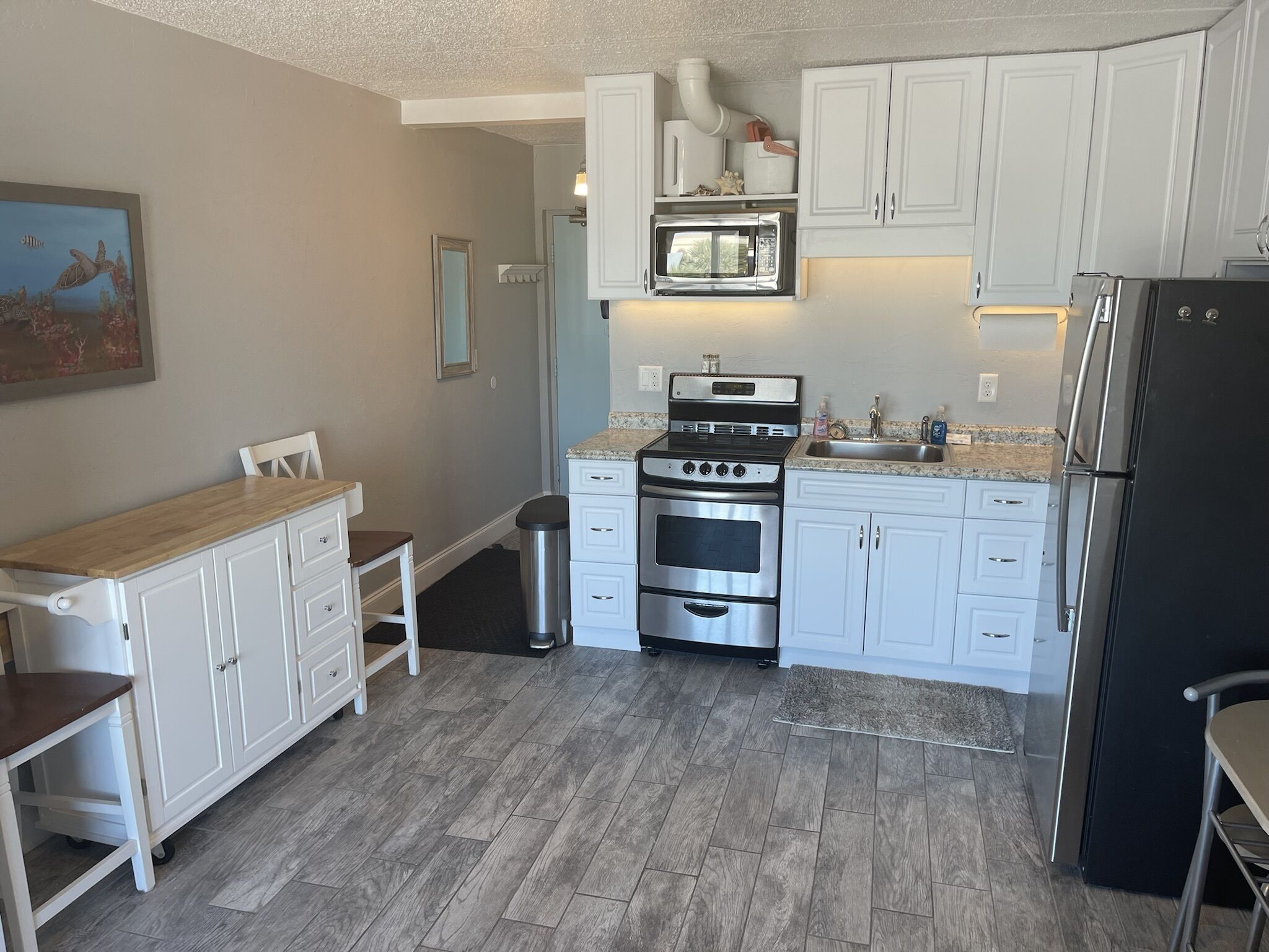 Studio w/ King Bed and Full Kitchen