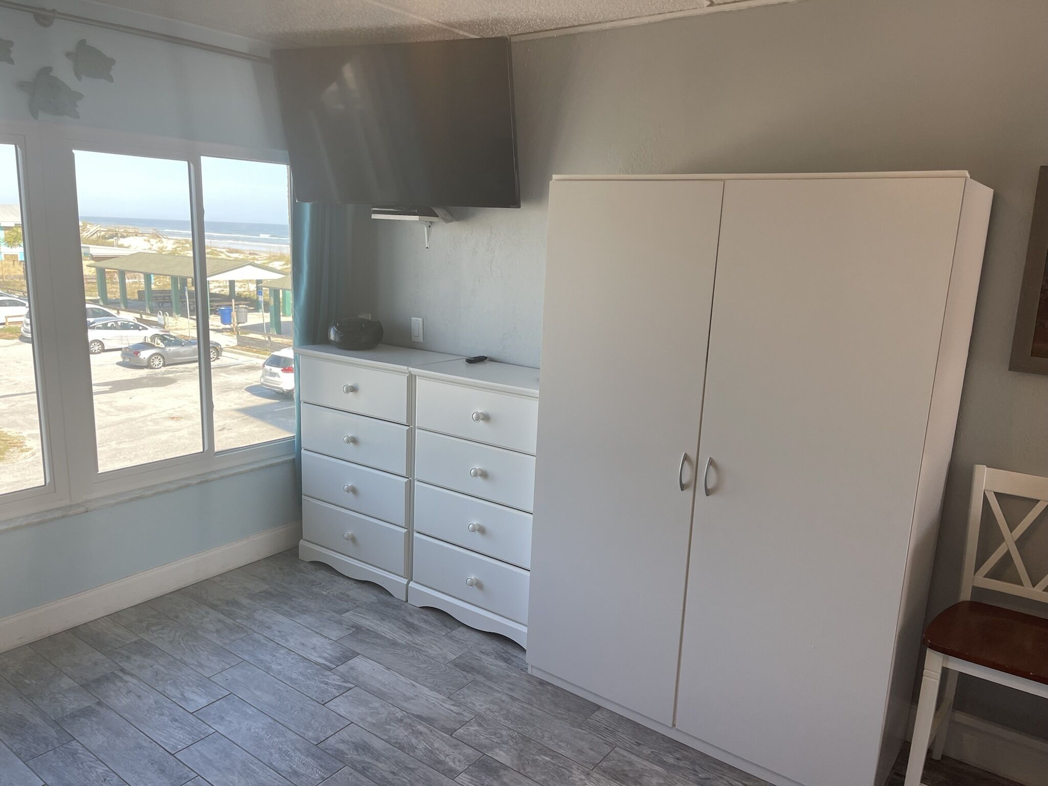 Studio w/ King Bed and Full Kitchen