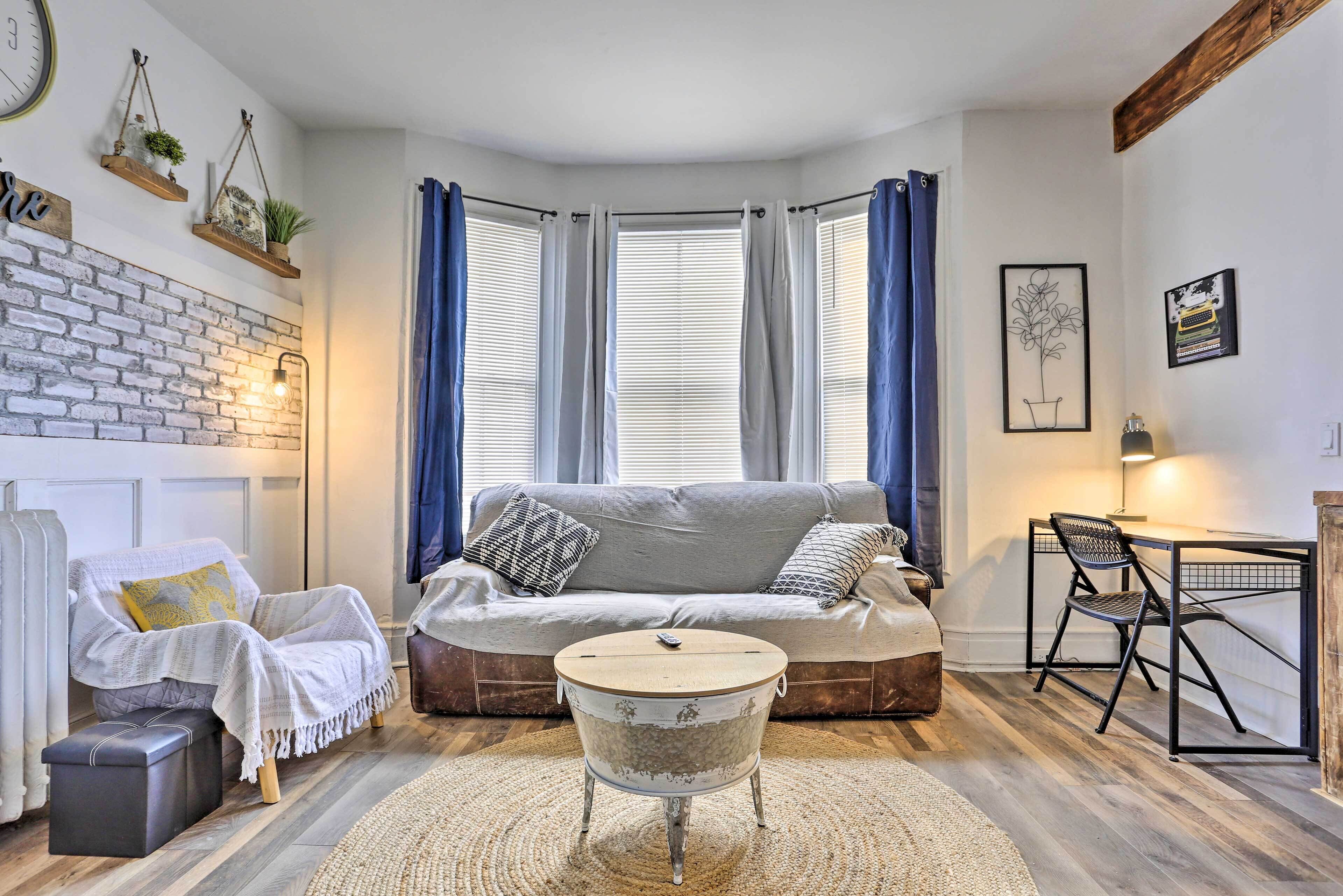 Chic Newark Escape w/ Balcony < 14 Mi to NYC!