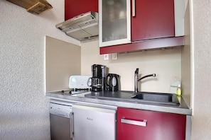 Réfrigérateur, micro-ondes, lave-vaisselle, cafetière/bouilloire
