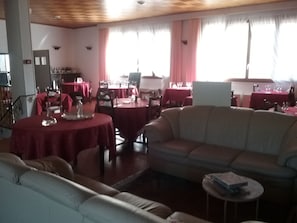 Interior - Furnished room with kitchenette and private pool (Lunas)