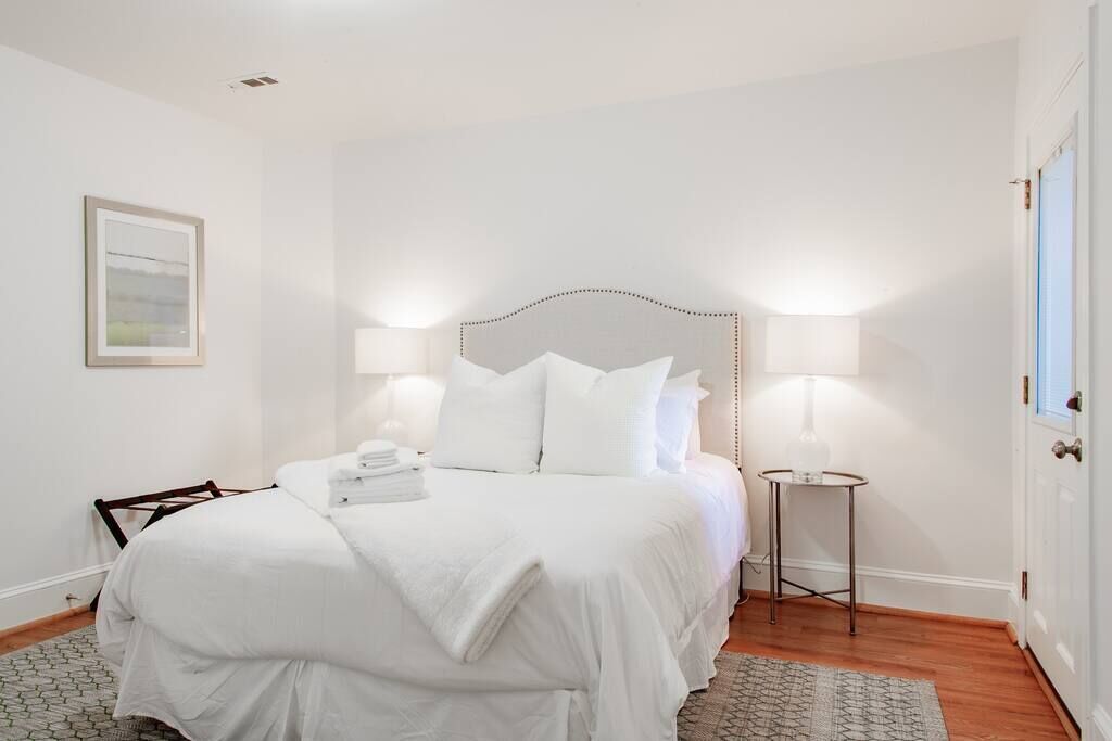 Refreshing & Warm Atmosphere // Private 1-BR // Easy Access to Public Transit