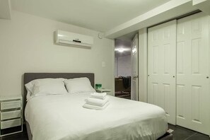 1 Schlafzimmer, Schreibtisch, Bügeleisen/Bügelbrett, Reisekinderbett