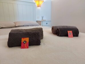 2 bedrooms, travel cot, free WiFi, bed sheets