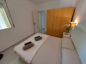 2 Schlafzimmer, Reisekinderbett, kostenloses WLAN, Bettwäsche