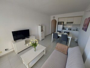 TV - Apartment with sea view 2 minutes from the beach with swimming pool. (L'Escala)