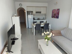 TV - Apartment with sea view 2 minutes from the beach with swimming pool. (L'Escala)