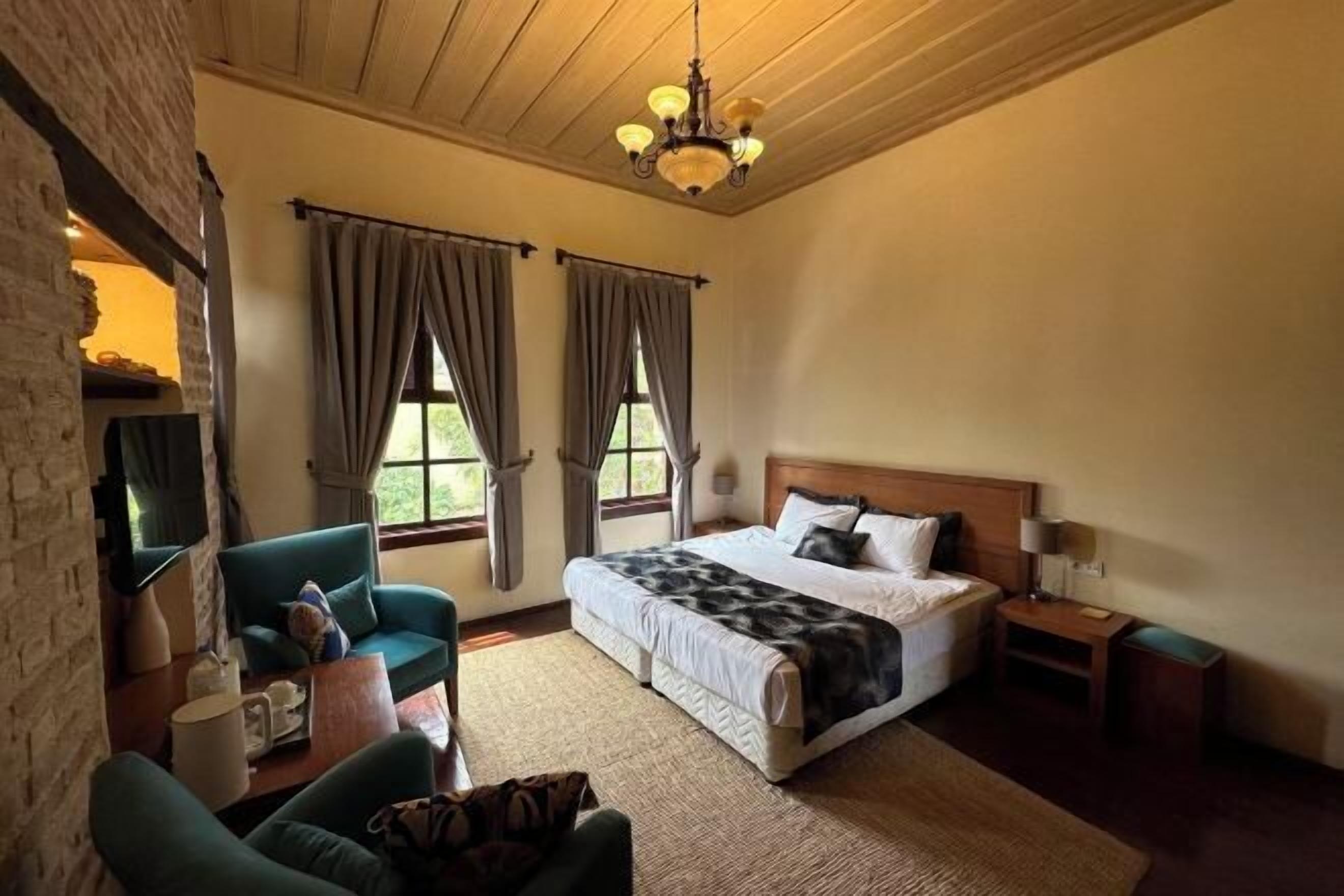 Minibar, decoración personalizada, muebles diferentes y escritorio 