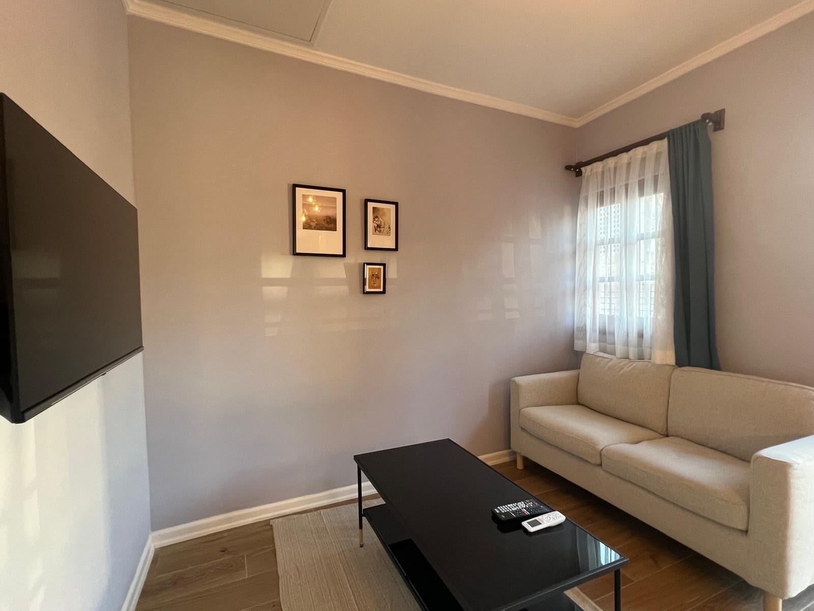 Casa familiar | Área de sala de estar | Smart TV de 38 pulgadas con canales digitales y televisión 