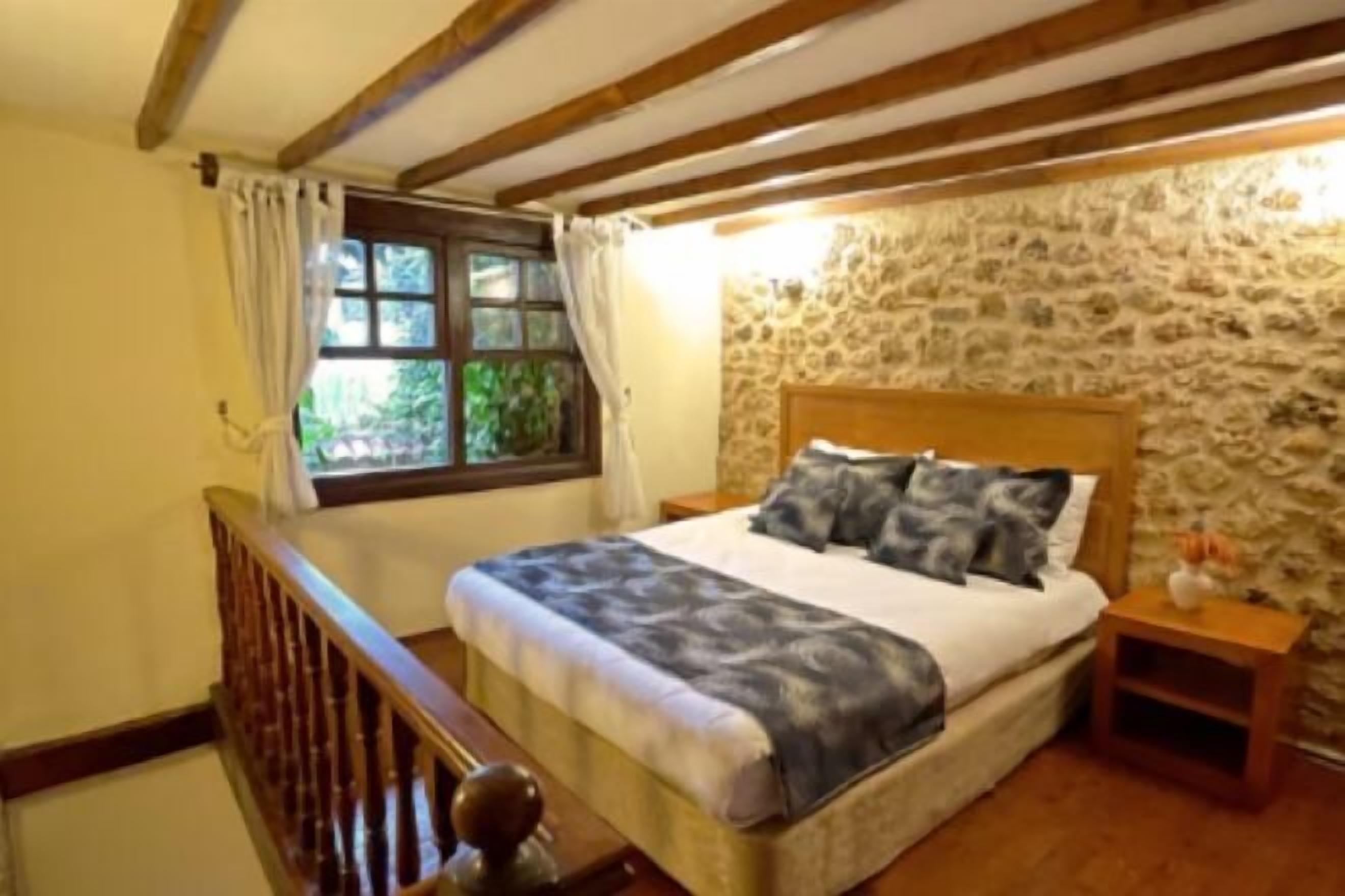 Minibar, decoración personalizada, muebles diferentes y escritorio 