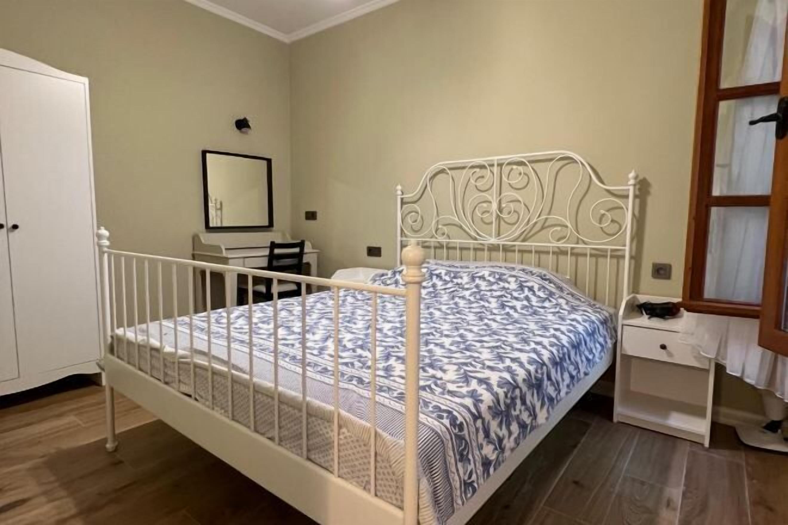 Minibar, decoración personalizada, muebles diferentes y escritorio 