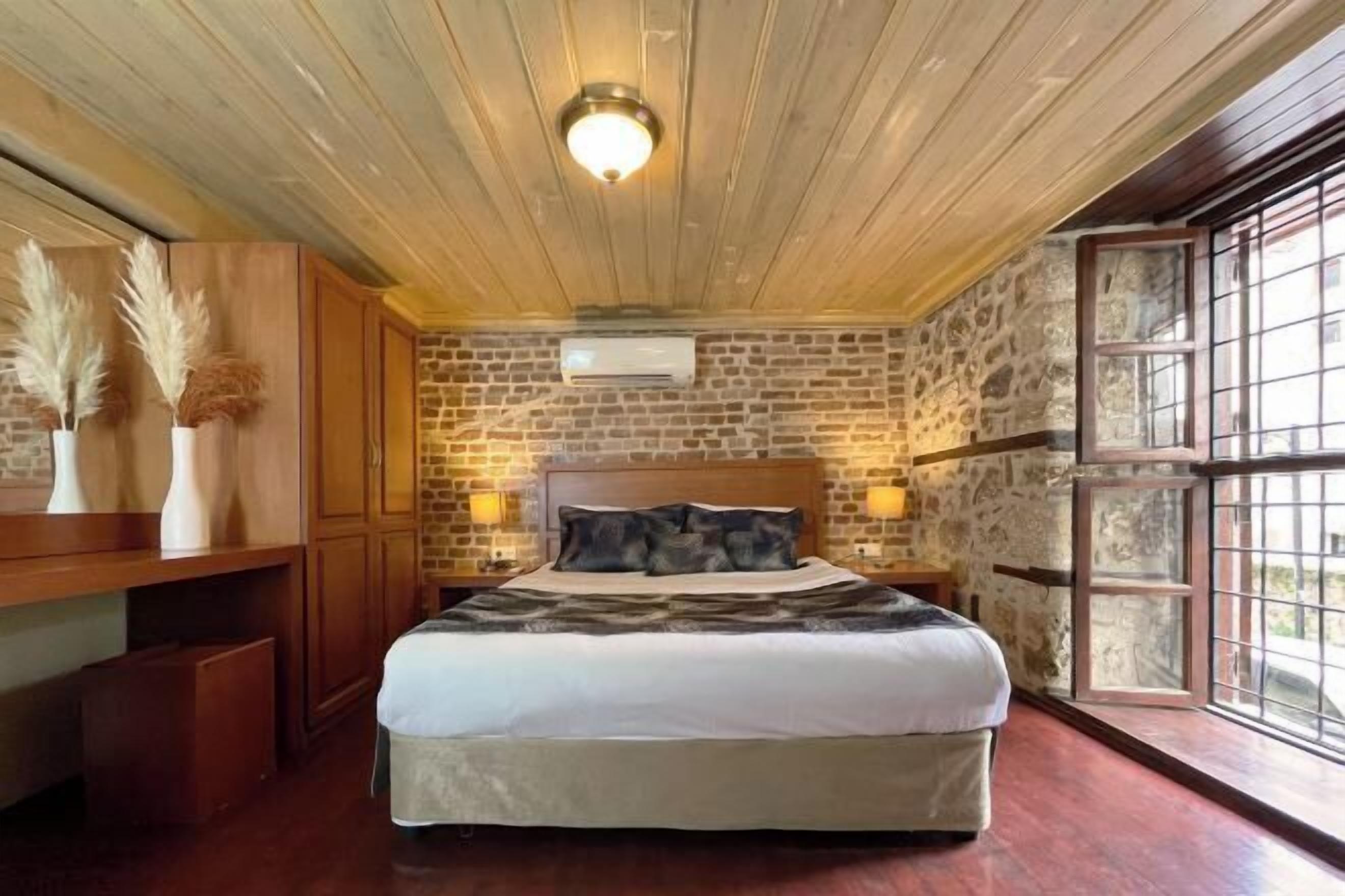 Minibar, decoración personalizada, muebles diferentes y escritorio 