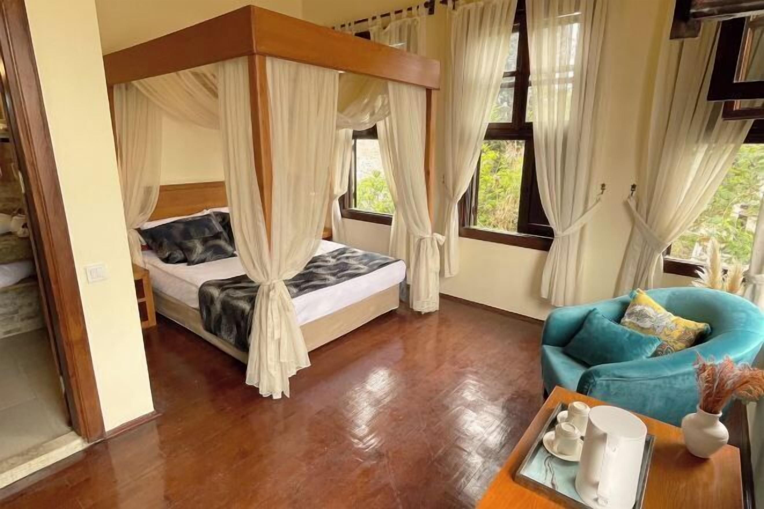 Minibar, decoración personalizada, muebles diferentes y escritorio 