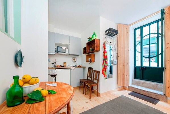 Réfrigérateur, micro-ondes, plaque de cuisson, cafetière/bouilloire