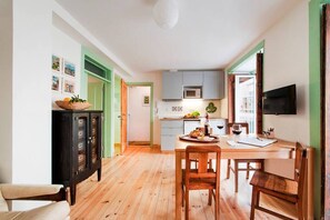 Kylskåp, mikrovågsugn, spishäll och kaffe- och tebryggare
