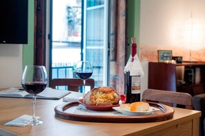 Dining - Cozy Apartment in Historical Lisbon by COZYSTAYS 2/5 (Lisbon)