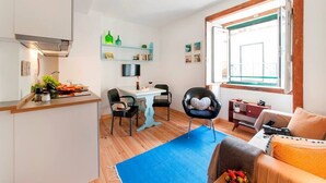 A compact living space with a kitchenette, dining area, and seating area. - Cozy Apartment in Historical Lisbon by COZYSTAYS 4/5 (Lisbon)