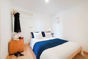 2 bedrooms, iron/ironing board, travel cot, WiFi