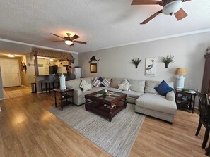 Televisión, reproductor de DVD y oficina 