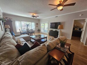 Televisión, reproductor de DVD y oficina 