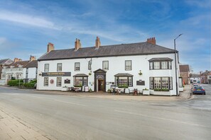 Exterior - The Crown Hotel, Boroughbridge, North Yorkshire (York)