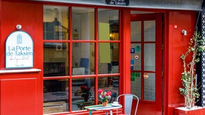 A red building with a sign reading "La Porte de Taksim boutique hotel." - La Porte de Taksim (Istanbul)