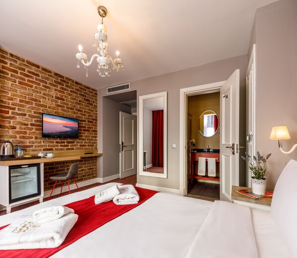 Comfort Double Room | Hypo-allergenic bedding, minibar, in-room safe, desk - La Porte de Taksim (Istanbul)