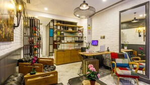 A modern living room with leather sofas, a wooden coffee table, and a dining area with a TV and a plant. - La Porte de Taksim (Istanbul)