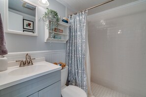 Douche, sèche-cheveux, serviettes fournies, savon