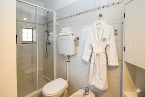 Apartment | Badezimmer | Dusche, Haartrockner, Bidet, Handtücher