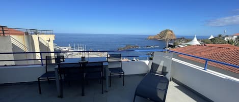 Deluxe Apartment, 1 Queen Bed with Sofa bed, Kitchen, Sea View | In-room dining
