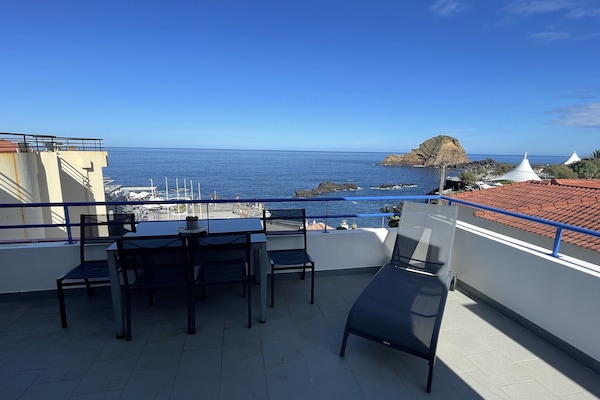 Deluxe Apartment, 1 Queen Bed with Sofa bed, Kitchen, Sea View | In-room dining