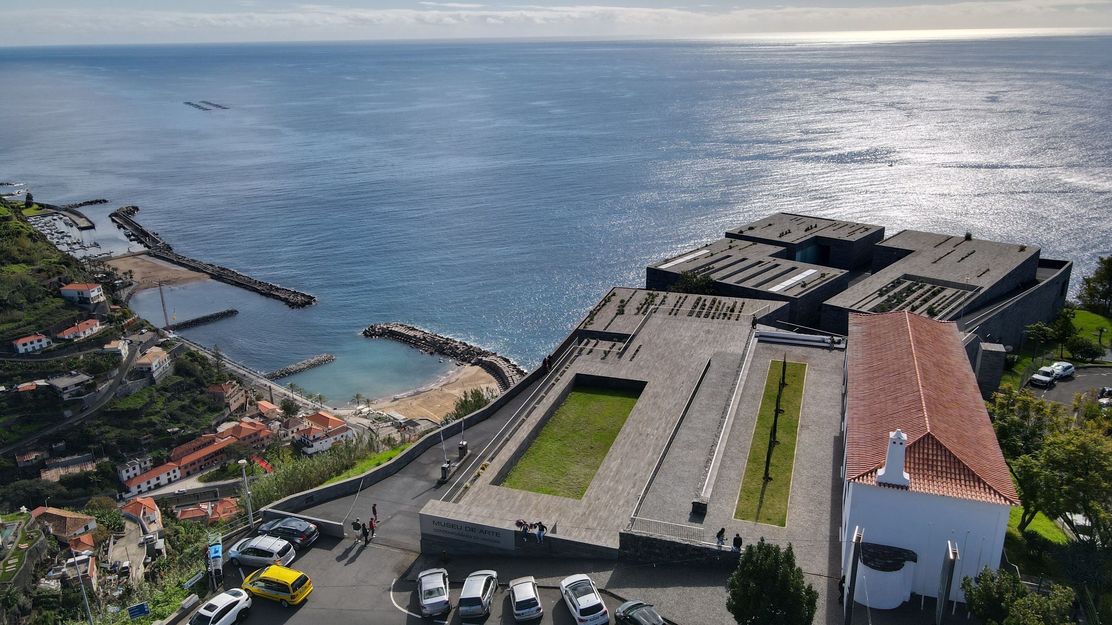 Un museo costero con un paseo adoquinado y vistas al mar.
