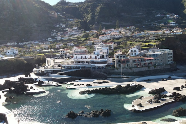 Piscine extérieure, parasols de plage, chaises longues