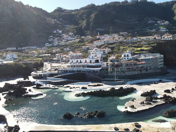 Outdoor pool, open 9:00 AM to 7:00 PM, pool umbrellas, pool loungers - Sea and Sun 4 You - Horizonte Azul (Porto Moniz)