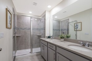 Bathtub, hair dryer, towels - 4BR Luxury Townhome: Pool, Disney, Solara Retreat (Kissimmee)