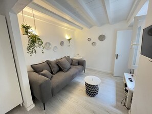 Appartamento | Area soggiorno | TV LED 40 pollici con canali via cavo, TV