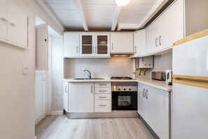 Appartamento | Cucina privata | Frigorifero con congelatore, microonde, forno, piano cottura