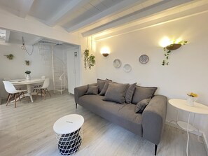 Appartamento | Area soggiorno | TV LED 40 pollici con canali via cavo, TV