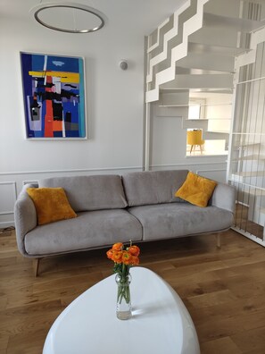 Smart TV, consola de videojuegos, reproductor de DVD y libros 