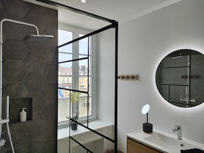 Shower, hair dryer, towels, soap - Magnificent apartment/spa, river view, town center, quiet location, garage. Near the sea (Landerneau)