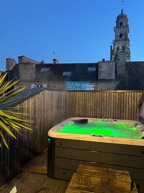 Outdoor spa tub - Magnificent apartment/spa, river view, town center, quiet location, garage. Near the sea (Landerneau)