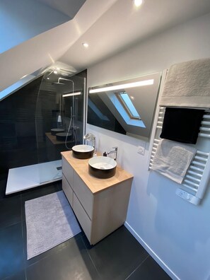 Shower, hair dryer, towels, soap - Magnificent apartment/spa, river view, town center, quiet location, garage. Near the sea (Landerneau)