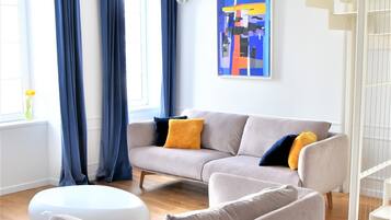 TV connectée, console de jeux vidéo, lecteur de DVD, livres