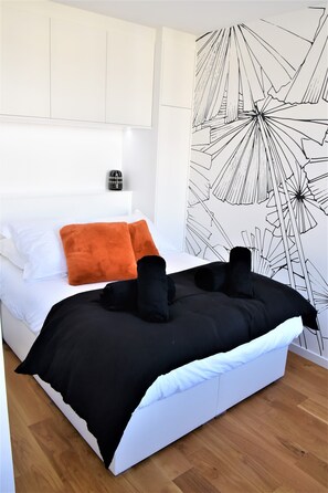 4 habitaciones, escritorio y tabla de planchar con plancha 